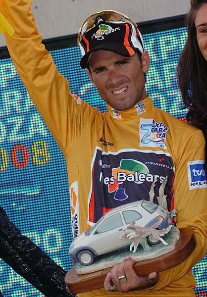 Alejandro Valverde (Caisse d'Epargne-Illes Balears) retains the leader's jersey - and a lovely statue in honor of the stage's finish at the Ford Factory in Almussafes