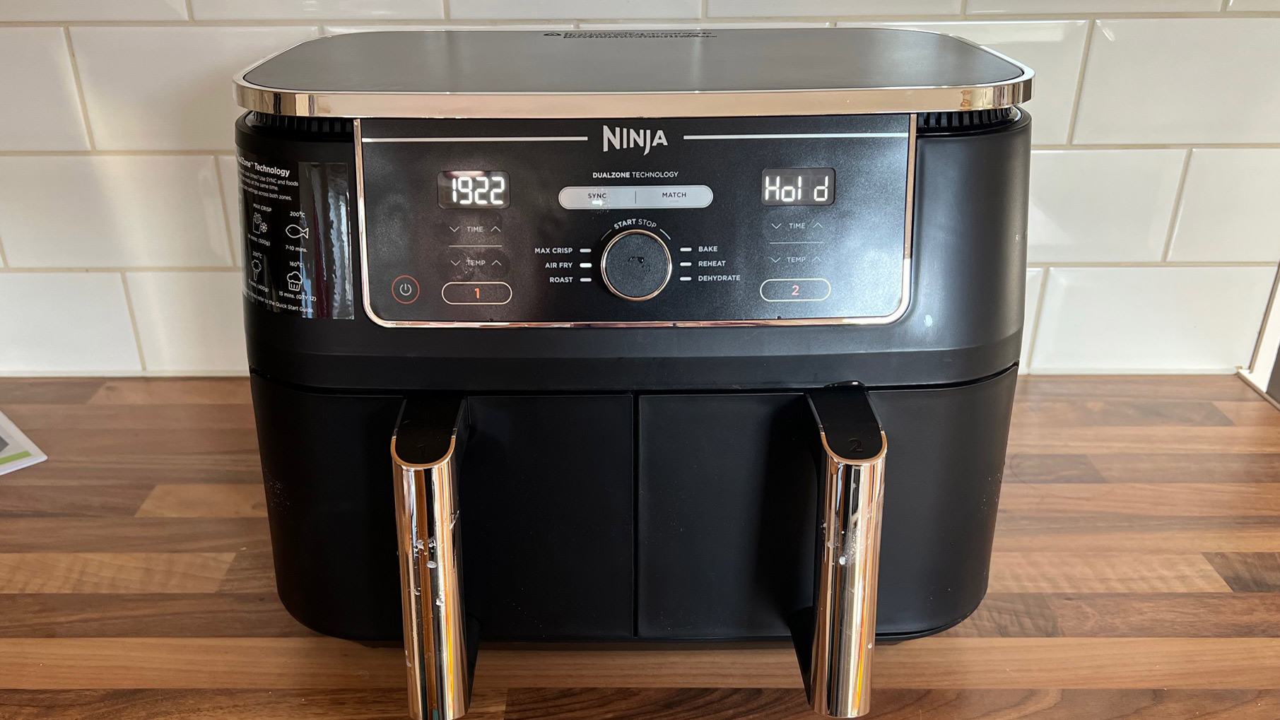 Ninja Foodi Max Dual Zone Air Fryer AF400 på en kjøkkenbenk