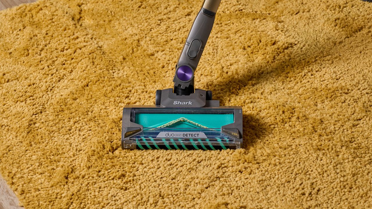 Close up of floorhead on Shark PowerDetect cordless vacuum