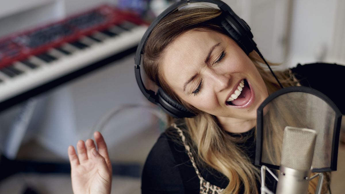 Women sings into a microphone