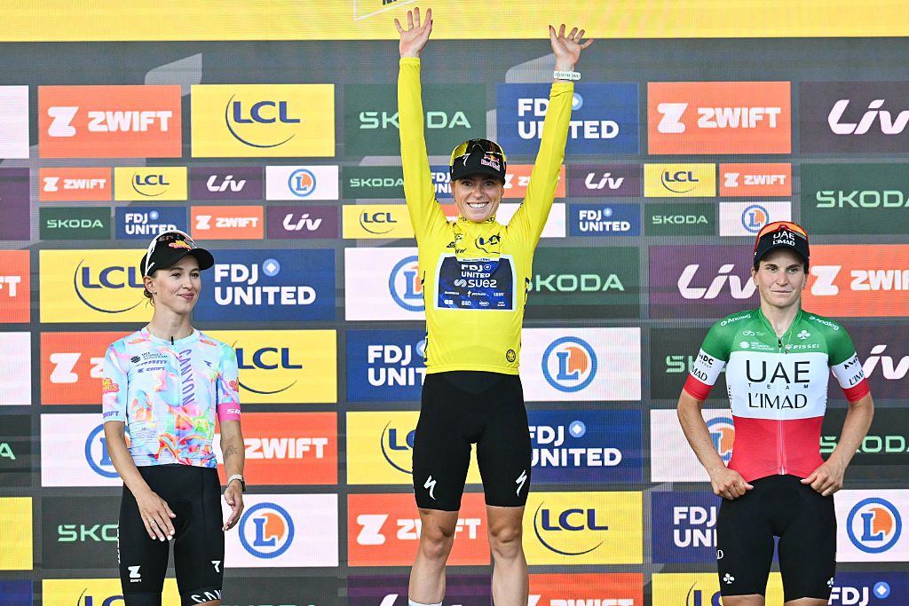 (FROM L) Second place Canyon//SRAM zondacrypto's Polish rider Katarzyna Niewiadoma, winner FDJ-SUEZ's Dutch rider Demi Vollering and third place UAE Team ADQ's Italian rider Elisa Longo Borghini celebrate on the podium at the end of the 9th and final stage of the fifth edition of the Women's Tour de France cycling race, 99.2 km from Nice to Nice, southeastern France on August 9, 2026. (Photo by NICOLAS TUCAT / AFP)