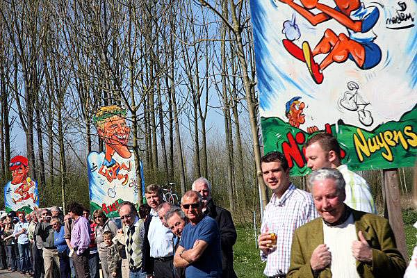 Fans line the roads at the 2007 Tour of Flanders
