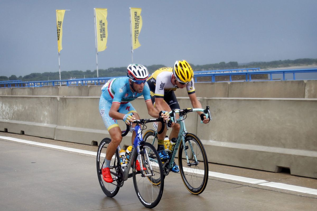 Vincenzo Nibali (Astana) tries to chase back on