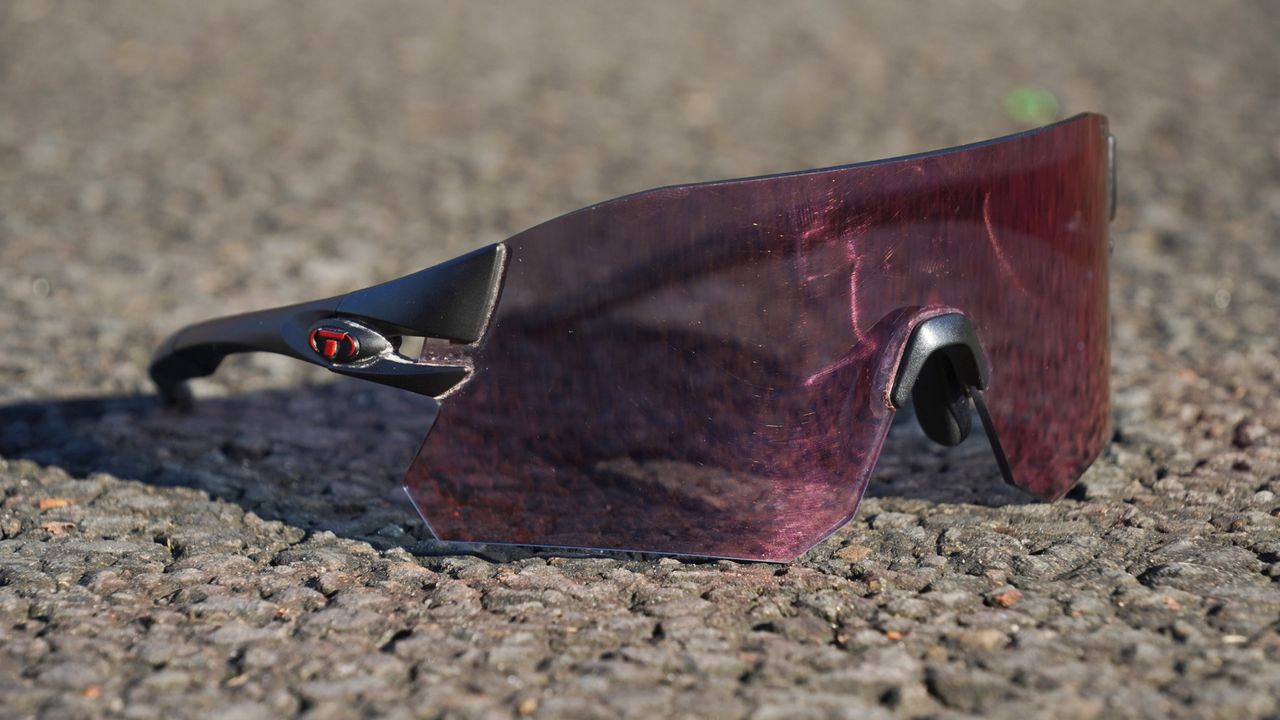 Image shows the Tifosi Rail sunglasses