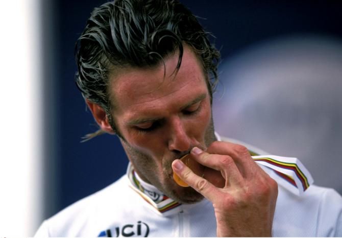 Of course Mario Cipollini (Italy) had perfect hair on the podium after winning the 2002 Worlds