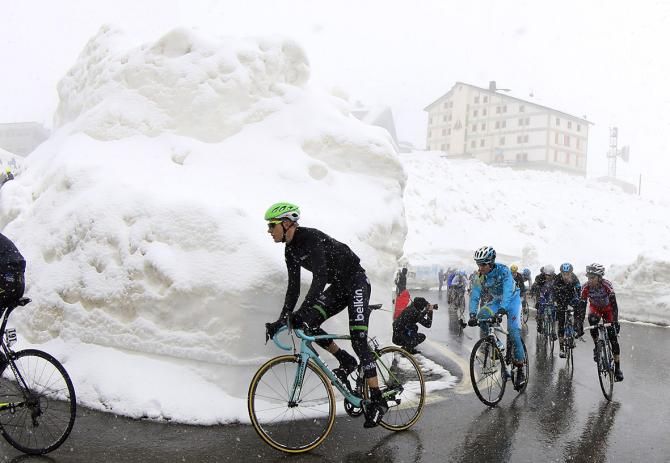 Wilco Kelderman (Belkin) during a cold and snowy stage 16 of the Giro to Val Martello