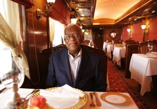 Trevor McDonald's Indian Train Adventure – Trevor on board