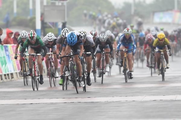 Elizabeth Armitstead (Garmin-Cervelo) sprints to victory