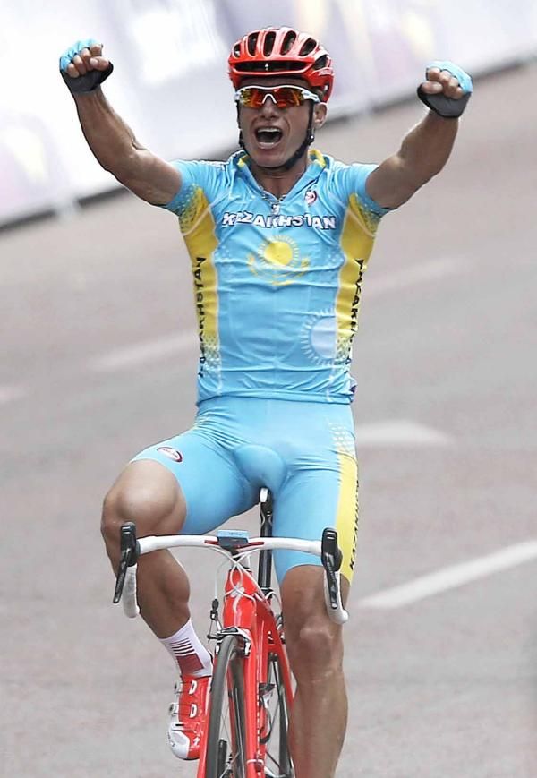 Alexandre Vinokourov (Kazakhstan) crosses the line in London.