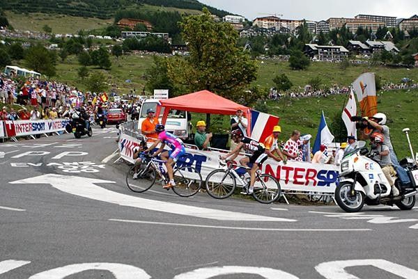 Damiano Cunego (Lampre) leads stage winner Frank Schleck (CSC) on the way to the top.
