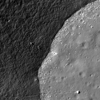 A sharp reflectance contrast is found in Humboldt crater.