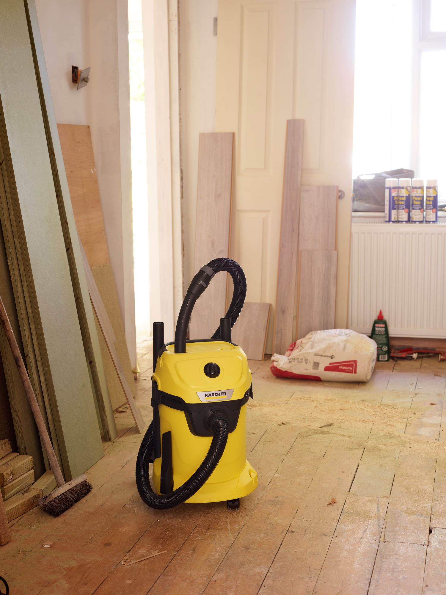 A Kärcher WD vacuum sits in a sawdust-filled room