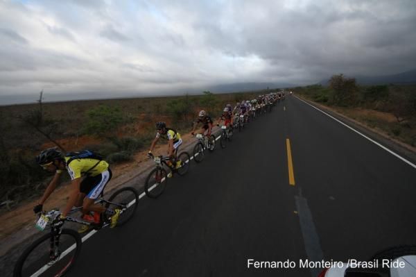 Race leaders Luis Leao Pinto and Tiago Ferreira at the front