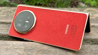 Honor Magic V6 in tent position