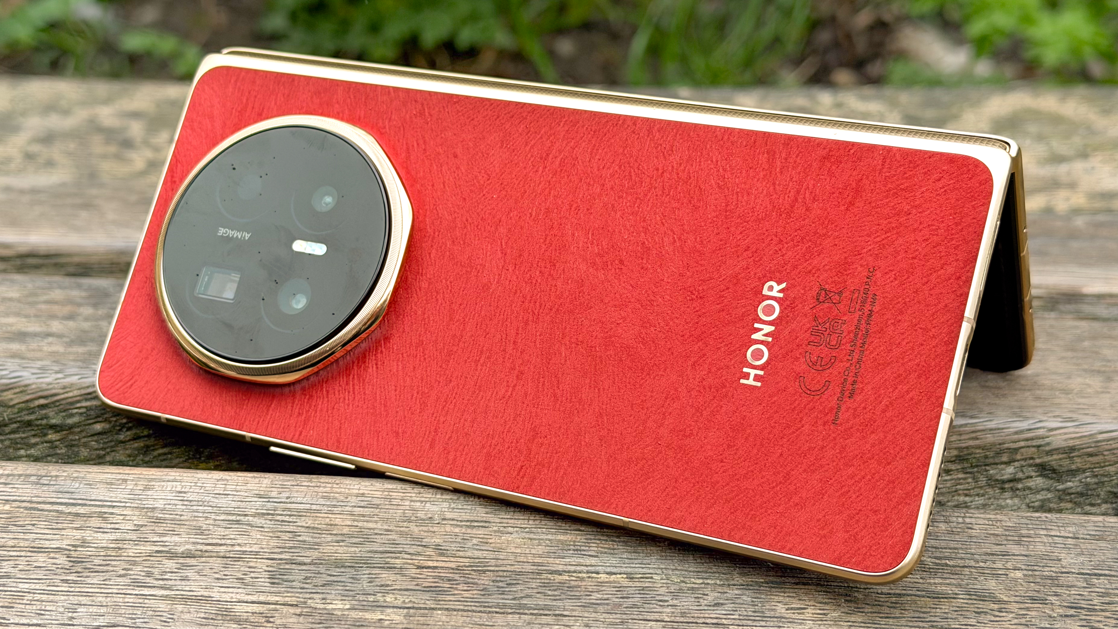 Honor Magic V6 in tent position