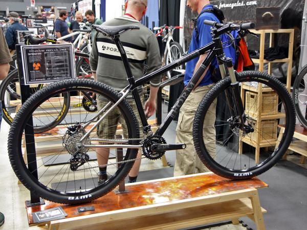 Arizona-based Form Cycles built this sleek 29" titanium hardtail with butted tubing and an oversized 44mm head tube.