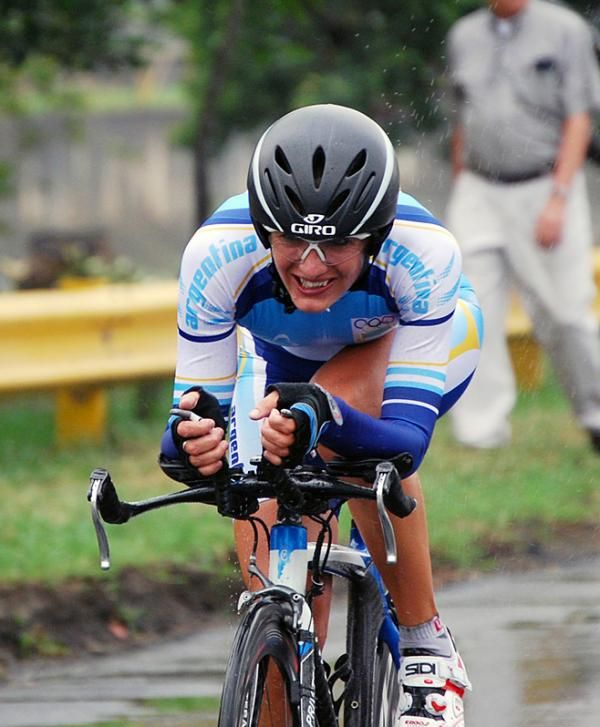 Valeria Muller shows the effort in the rain.