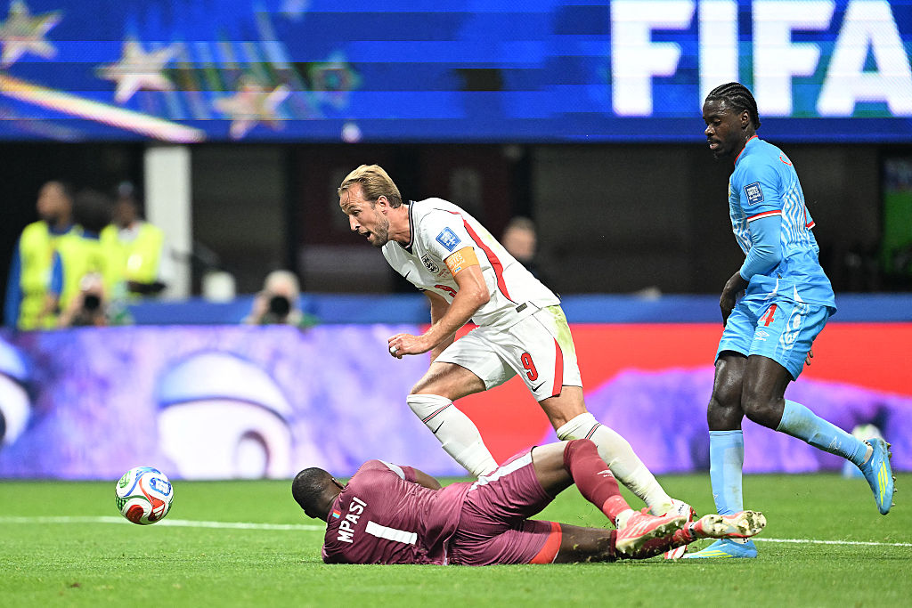 Harry Kane and Lionel Mpasi fight for the ball during the 2026 World Cup round of 32 match football between England and the Democratic Republic of Congo. (Photo by ROBERTO SCHMIDT / AFP)