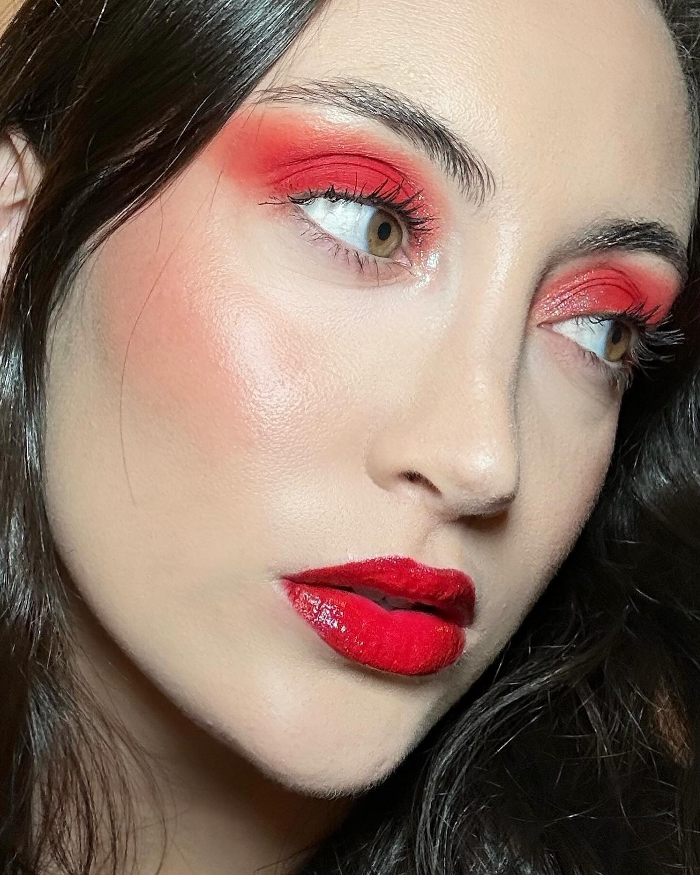 Who What Wear Associate Beauty Editor, Alyssa Brascia, wears the About-Face Matte Fluid Eye Paint in Scream of Consciousness
