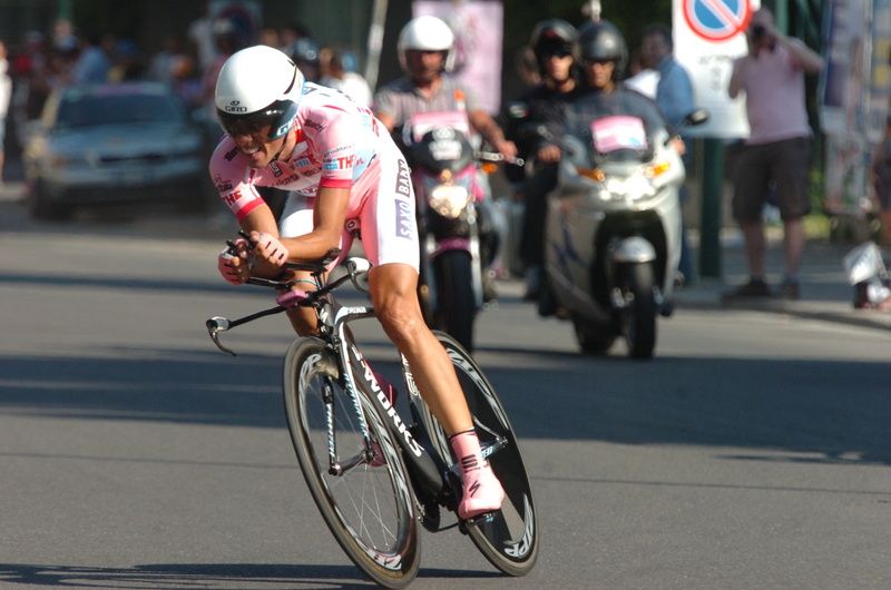 Alberto Contador time trials around Milan in 2011