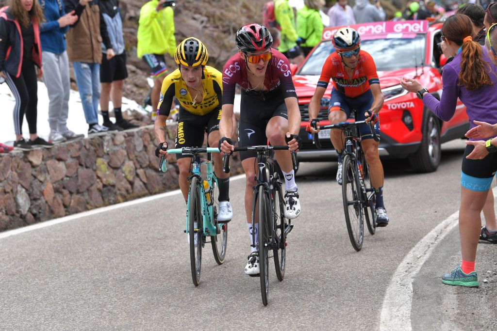 Roglic, Sivakov and Nibali chasing attacks on the Manghen