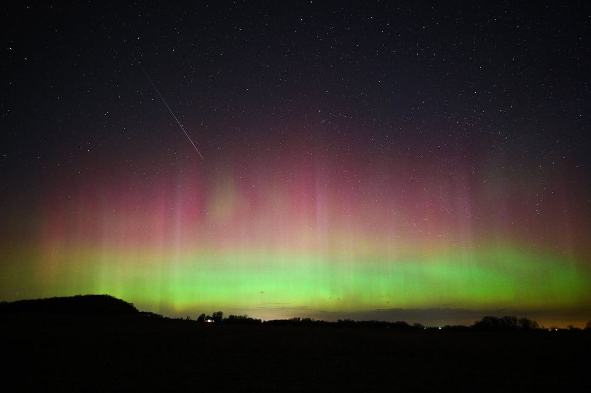 aurora and possible Lyrid meteor above Apple River, Illinois, U.S.