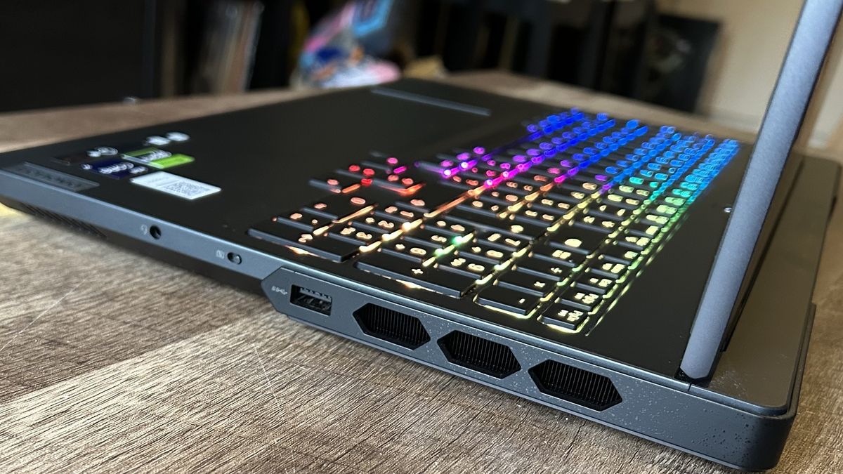 Ports on the right side of the lenovo legion pro 7i
