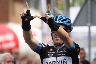 Tyler Farrar (Garmin-Cervelo) remembers Wouter Weylandt with a special victory salute.