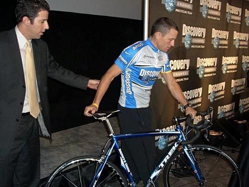 Dan Osipow hands Lance his 2005 TREK