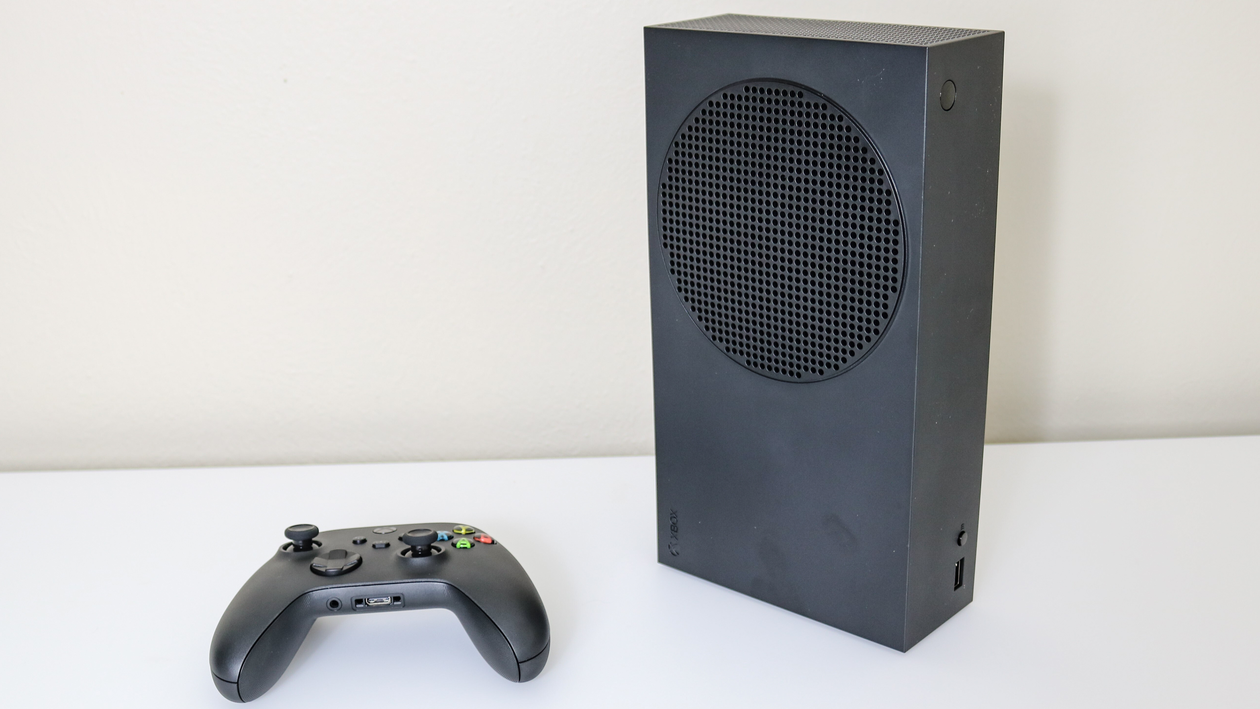 テーブル上の新しいカーボン ブラック Xbox シリーズ S