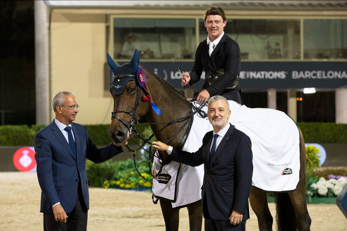 Mikey Pender receiving his prize for the grand prix of Barcelona riding HHS Calais.