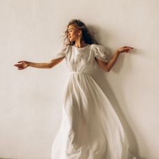 Bride with loosely curled wedding hair