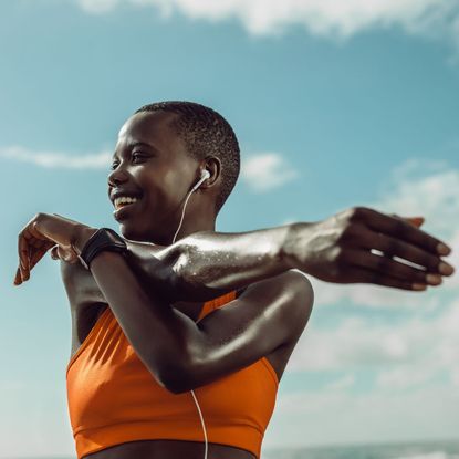 A woman working out wondering, How many calories do you burn a day?