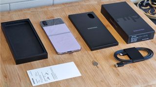 Samsung Galaxy Z Flip 4 Testbericht Unboxing Inhalt im Überblick