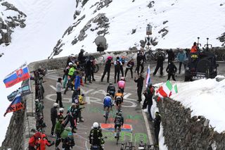 Updated – Giro d’Italia aims to climb and descend Umbrail Pass despite rain and risk of snow