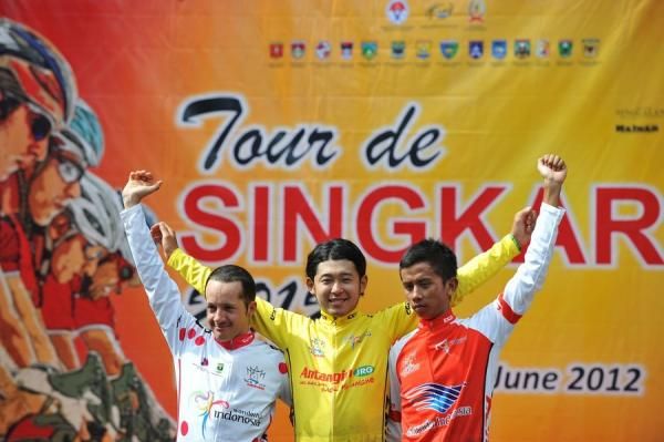 Masakazu Ito (Aisan Racing Team Japan-centre) still maintain the position of holding the yellow jersey, Julien Liponne (Reine Blanche France-left) got the Polka Dot Jersey, and Dadi Suradi (Putra Perjuangan Bandung-right) got the Red and White Jersey in stage 2 Tour de Singkarak 2012.