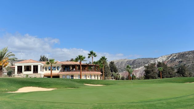 The closing green at Secret Valley with the welcoming clubhouse beyond
