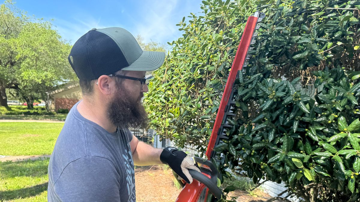 Husqvarna Hedge Master 320iHD60 review: a cordless hedge trimmer on a ...