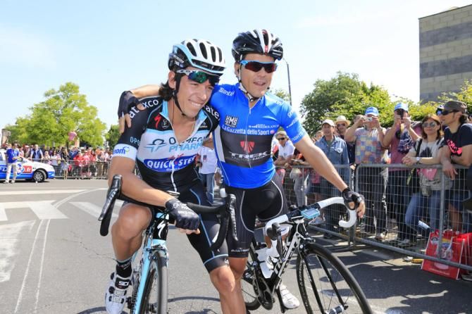 Jualian Arredondo and Rigoberto Uran catch up before the start