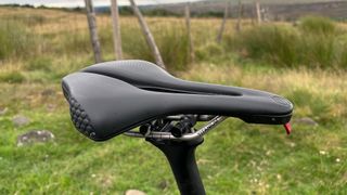 Side on view of the ERE Research Tenaci TT saddle