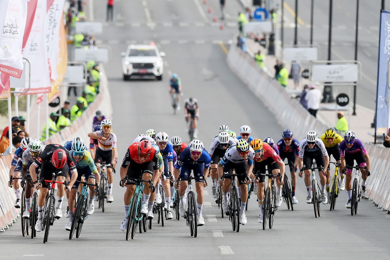 A look at the reduced bunch sprint won by Pluimers