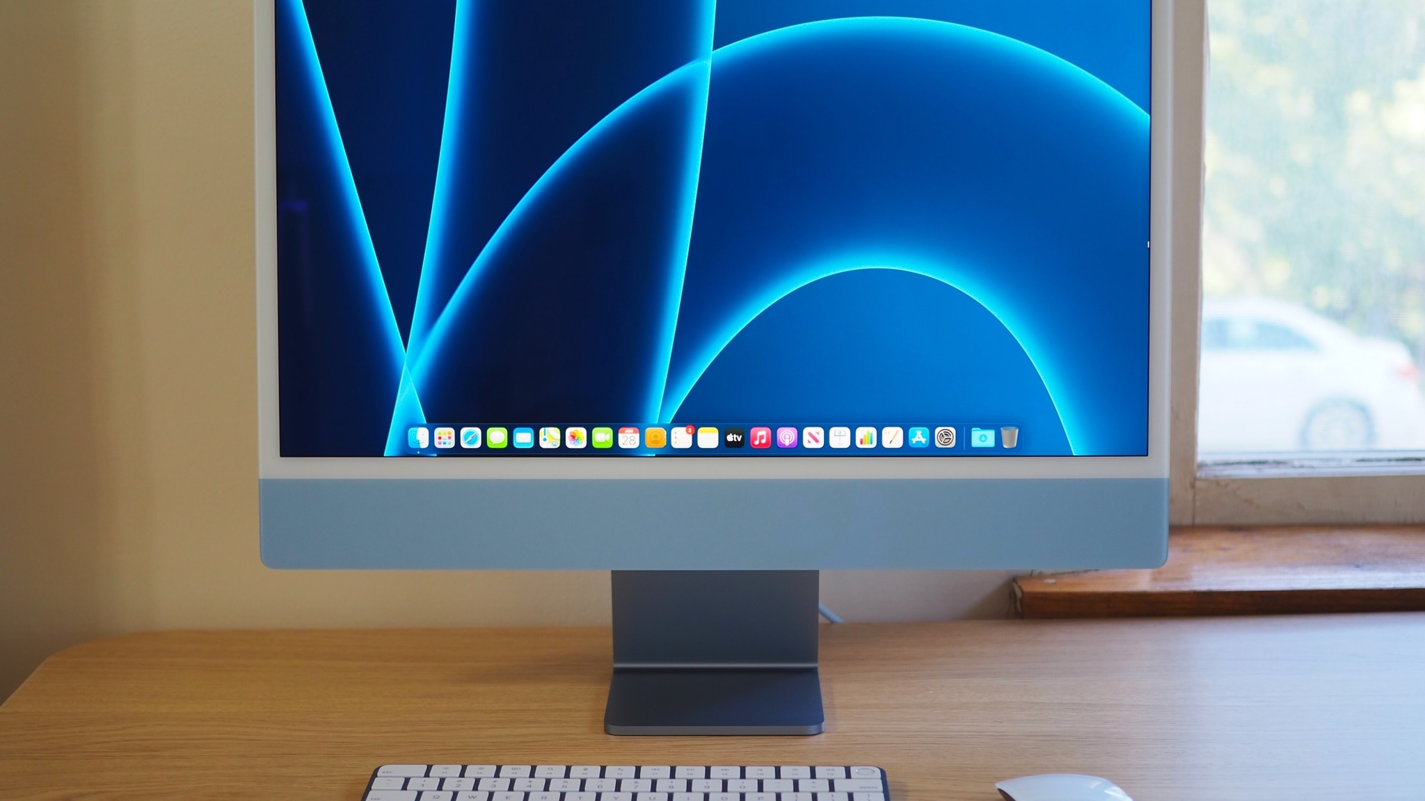 iMac 24 inci berwarna biru