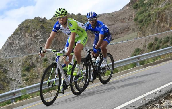 Vincenzo Nibali (Liquigas-Cannondale) and Alberto Contador (Saxo Bank) chase on the final climb