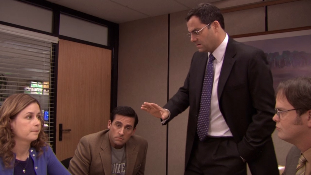 David Wallace parece aburrido en la sala de conferencias con Pam, Michael y Dwight en la oficina.
