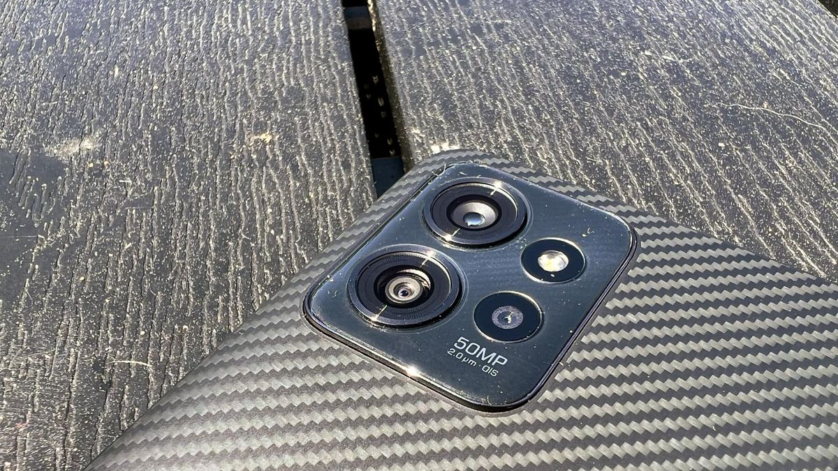 Lenovo thinkphone by Motorola p&aring; en bord i solsken
