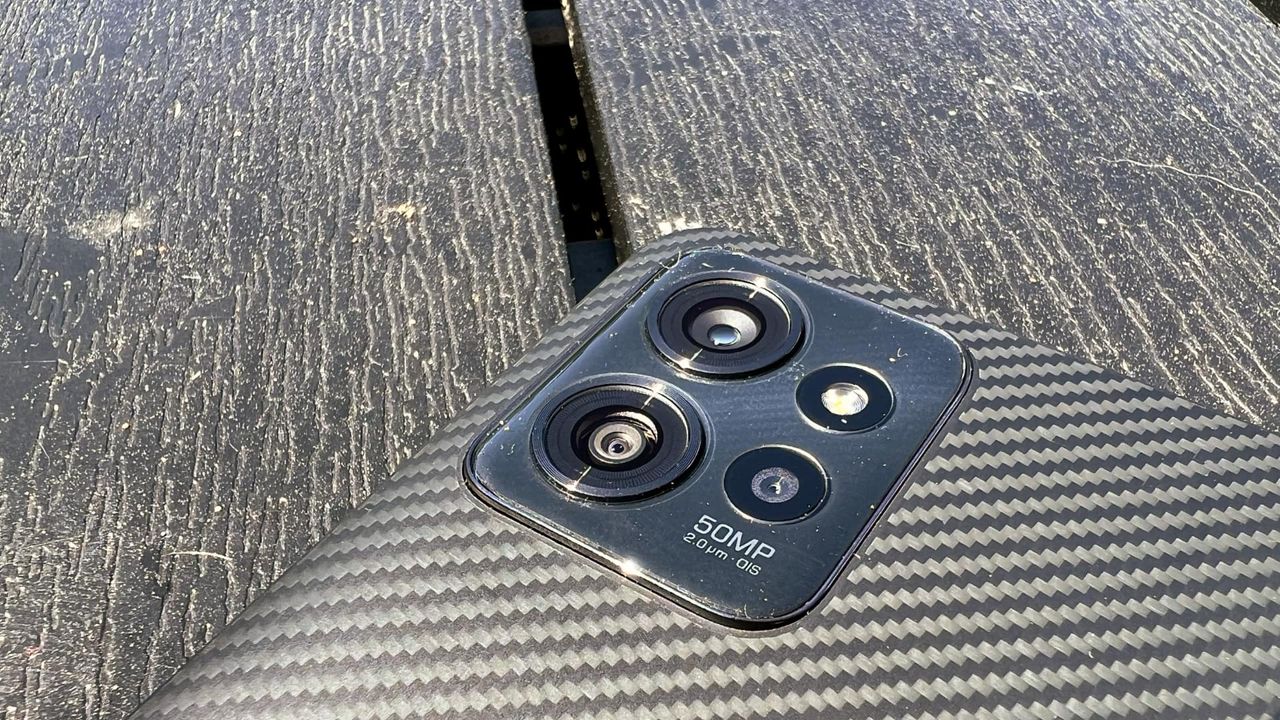Lenovo thinkphone by Motorola p&aring; en bord i solsken