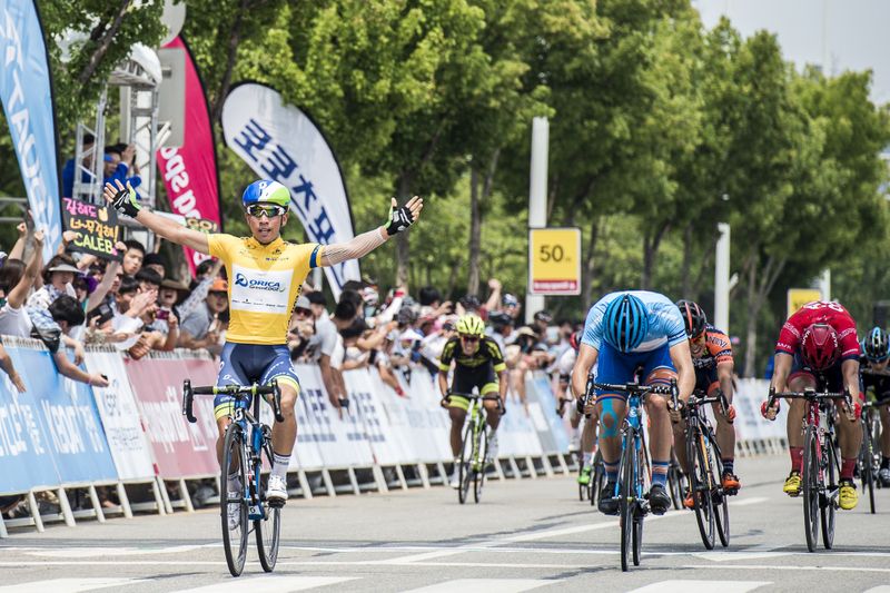 Caleb Ewan (Orica-GreenEdge) gets the better of Paddy Bevin (Avanti)