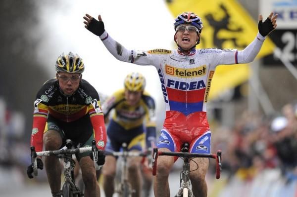 Zdenek Stybar (Fidea Telenet) out-sprints Sven Nys for the World Cup win in Koksijde