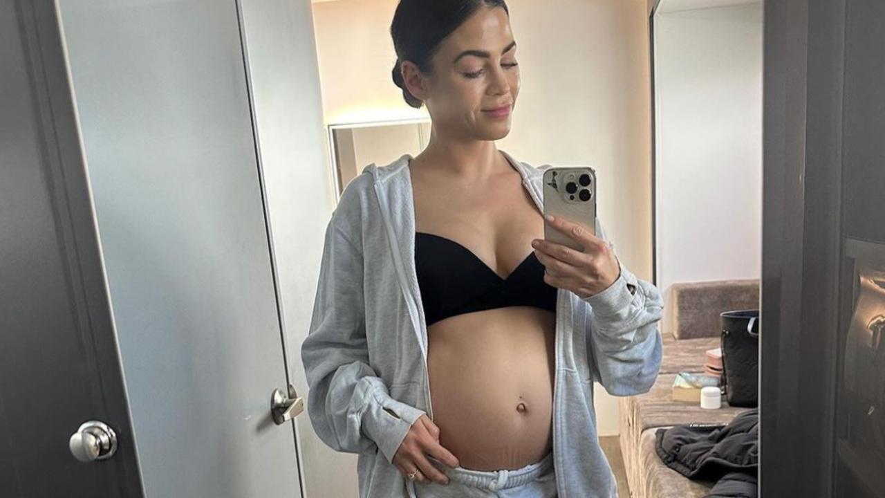 Jenna Dewan shows off her baby bump