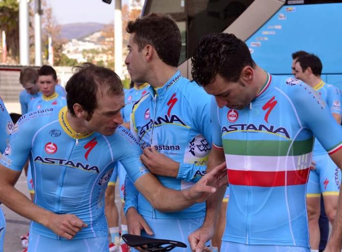 Michele Scarponi checks out Nibali's new tricolore Italian champion's jersey